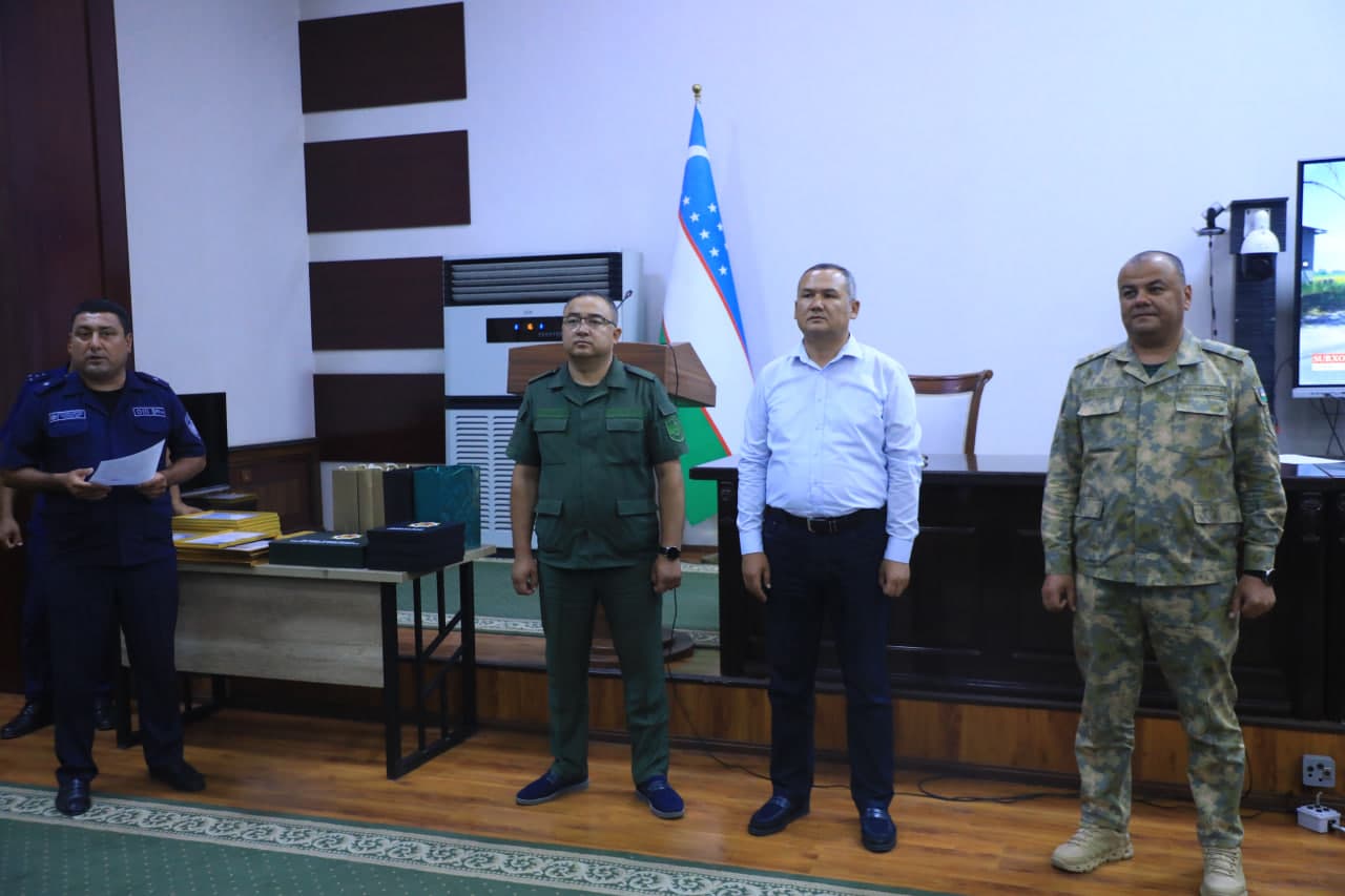 Yoz mavsumida yong‘inlarning oldini olishga qaratilgan “Dolzarb 60 kun” profilaktik tadbirlari hamda Sariosiyo tumanida o‘tkazilgan Qo‘mondonlik-o‘quv shtab mashqi yakunlari muhokama qilindi