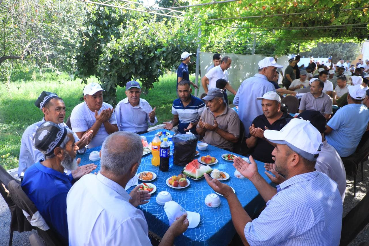 Sariosiyoda suvdan samarali foydalanish va hosildorlikni oshirish maqsadida mexanizator va suvchilar bilan uchrashuv o‘tkazildi