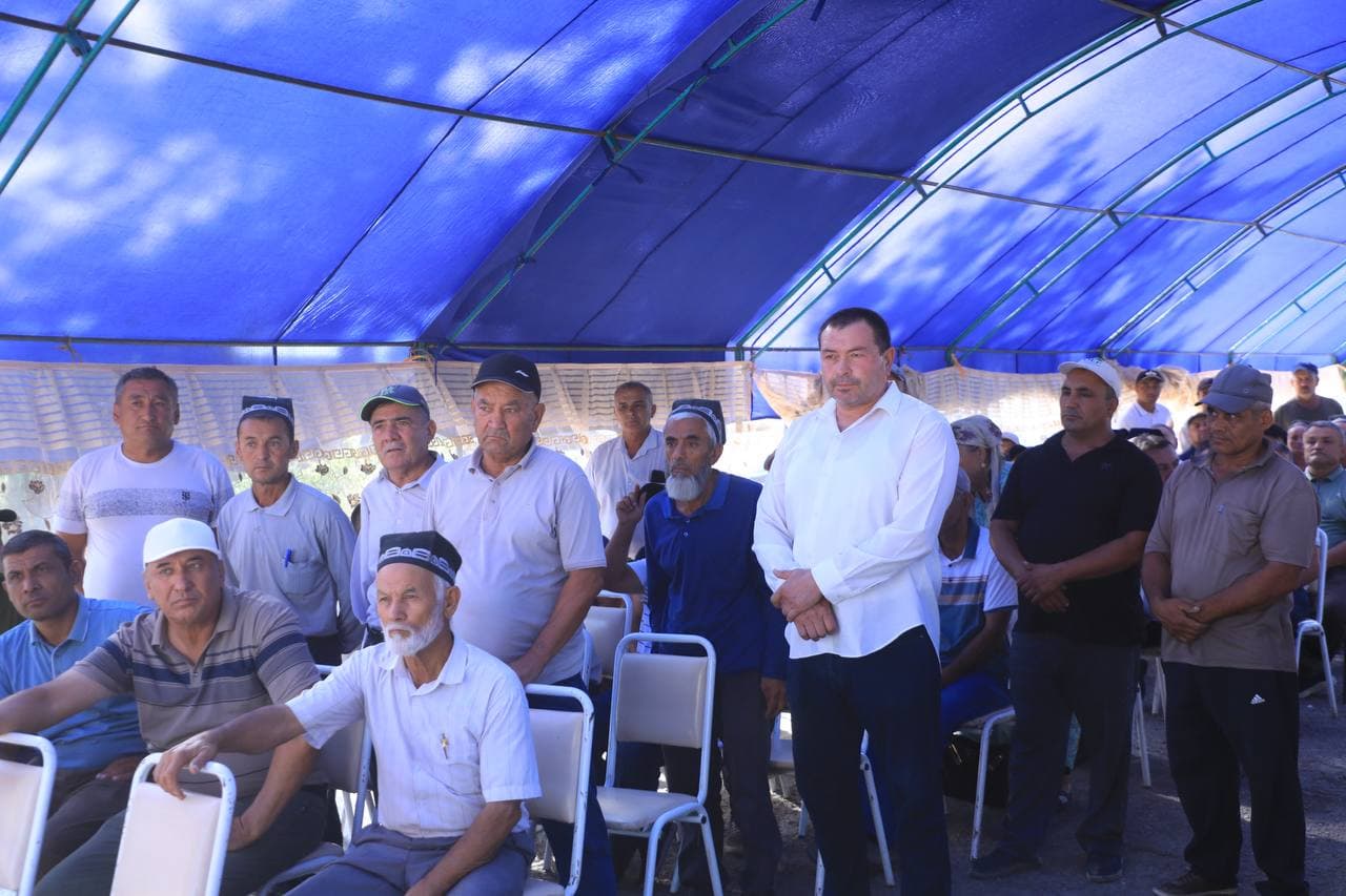 Sariosiyoda suvdan samarali foydalanish va hosildorlikni oshirish maqsadida mexanizator va suvchilar bilan uchrashuv o‘tkazildi