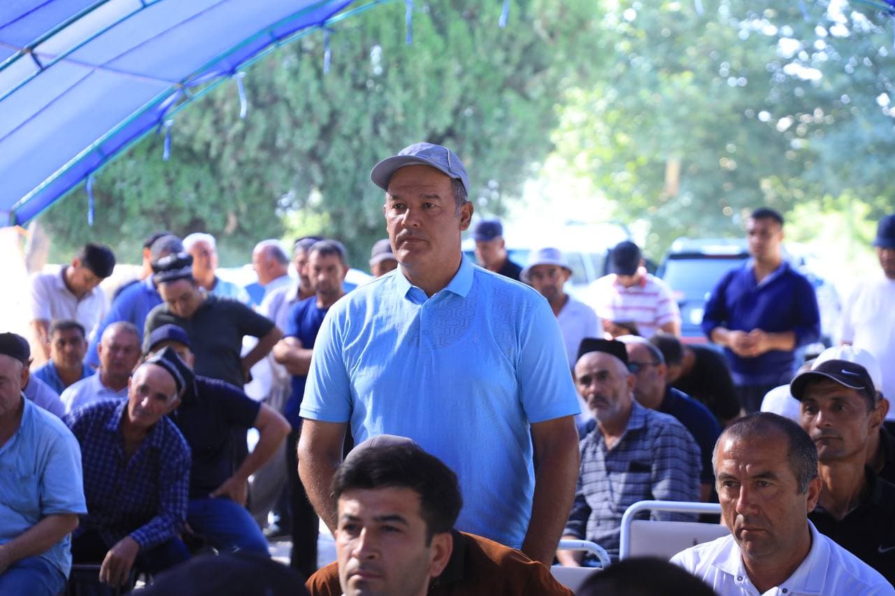 Sariosiyoda suvdan samarali foydalanish va hosildorlikni oshirish maqsadida mexanizator va suvchilar bilan uchrashuv o‘tkazildi
