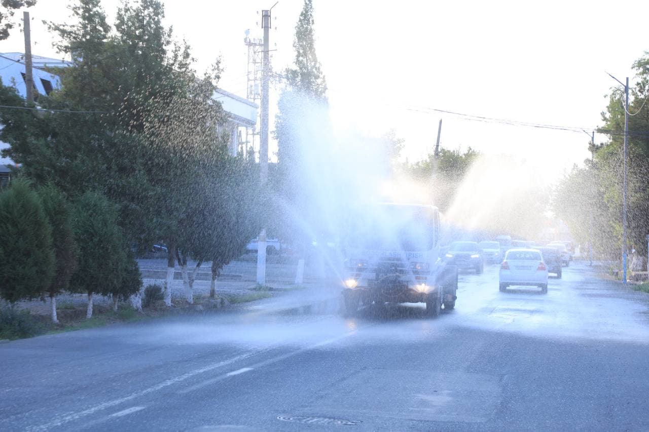 Sariosiyo tumanida anomal issiq ob-havo sharoitida ko‘chalarga suv sepish ishlari olib borilmoqda