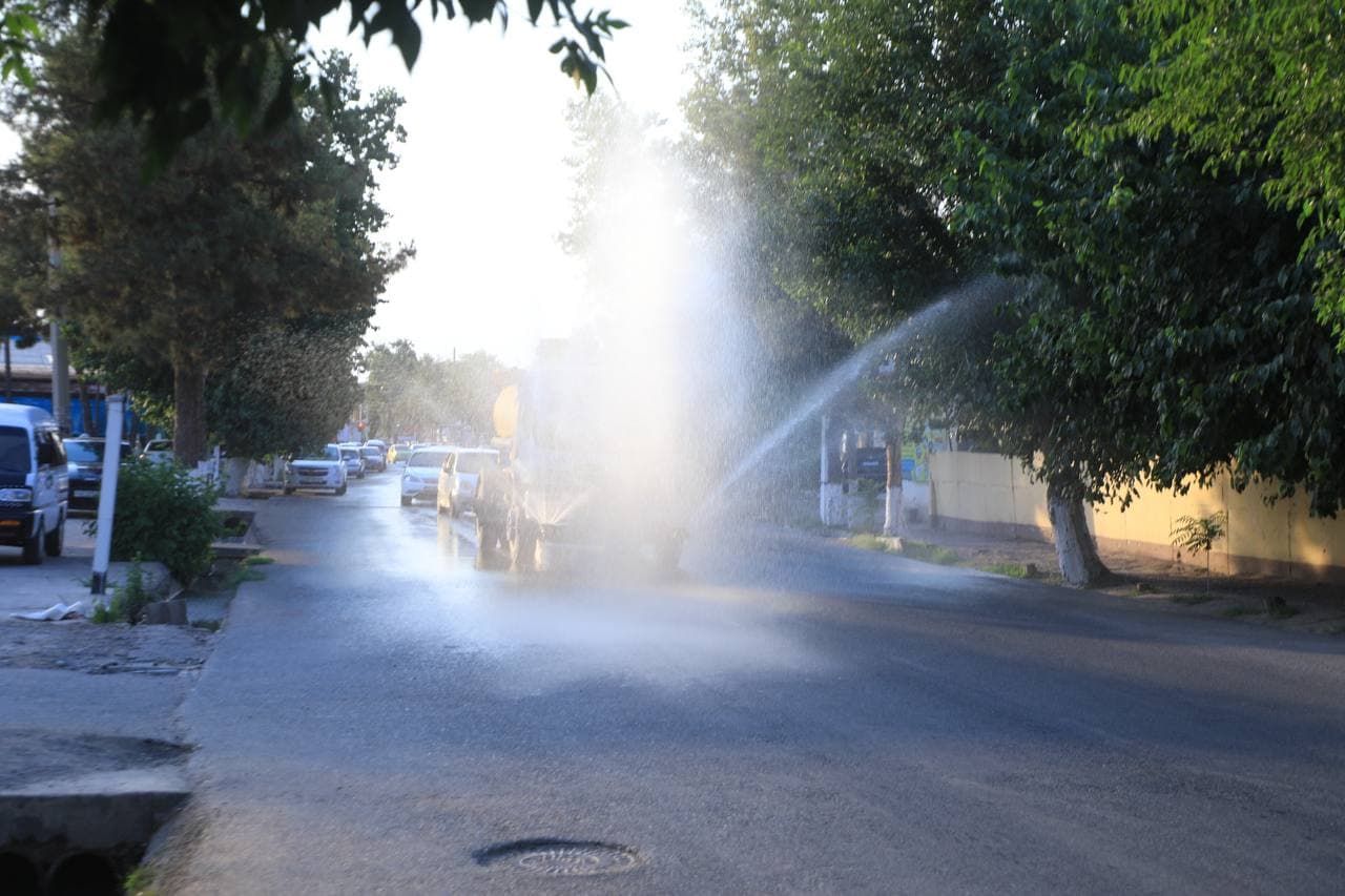 Sariosiyo tumanida anomal issiq ob-havo sharoitida ko‘chalarga suv sepish ishlari olib borilmoqda