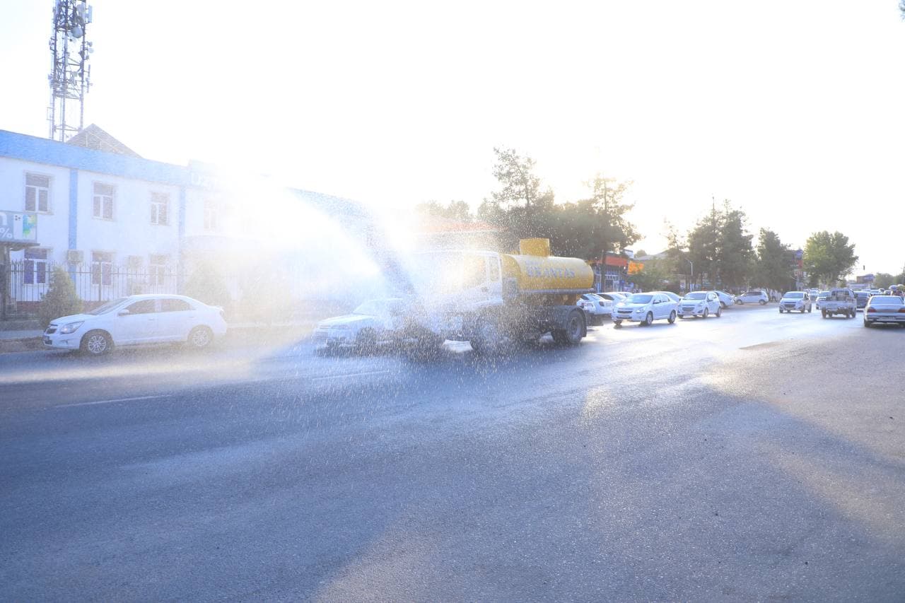 Sariosiyo tumanida anomal issiq ob-havo sharoitida ko‘chalarga suv sepish ishlari olib borilmoqda