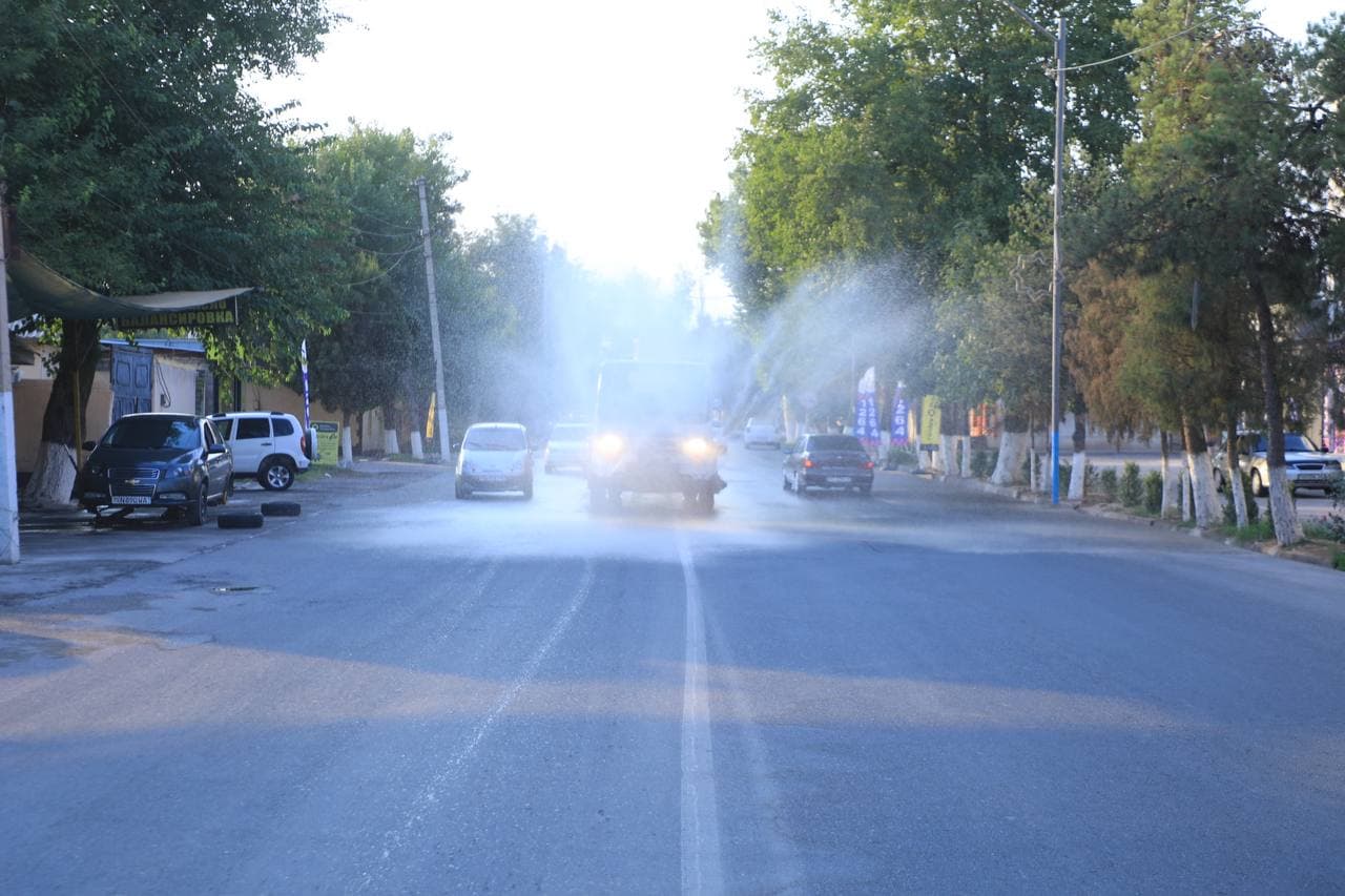 Sariosiyo tumanida anomal issiq ob-havo sharoitida ko‘chalarga suv sepish ishlari olib borilmoqda