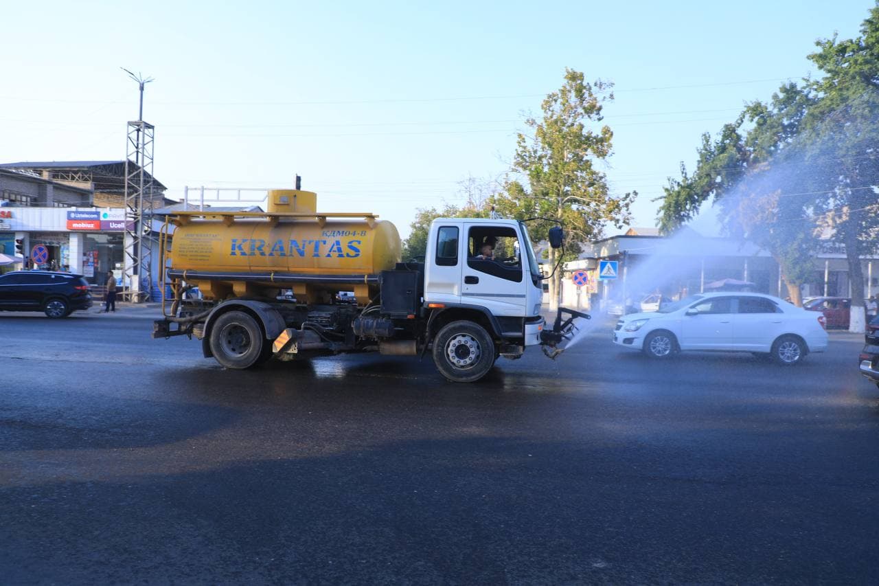 Sariosiyo tumanida anomal issiq ob-havo sharoitida ko‘chalarga suv sepish ishlari olib borilmoqda