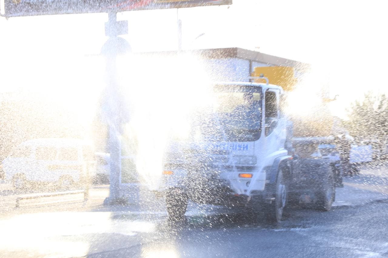 Sariosiyo tumanida anomal issiq ob-havo sharoitida ko‘chalarga suv sepish ishlari olib borilmoqda