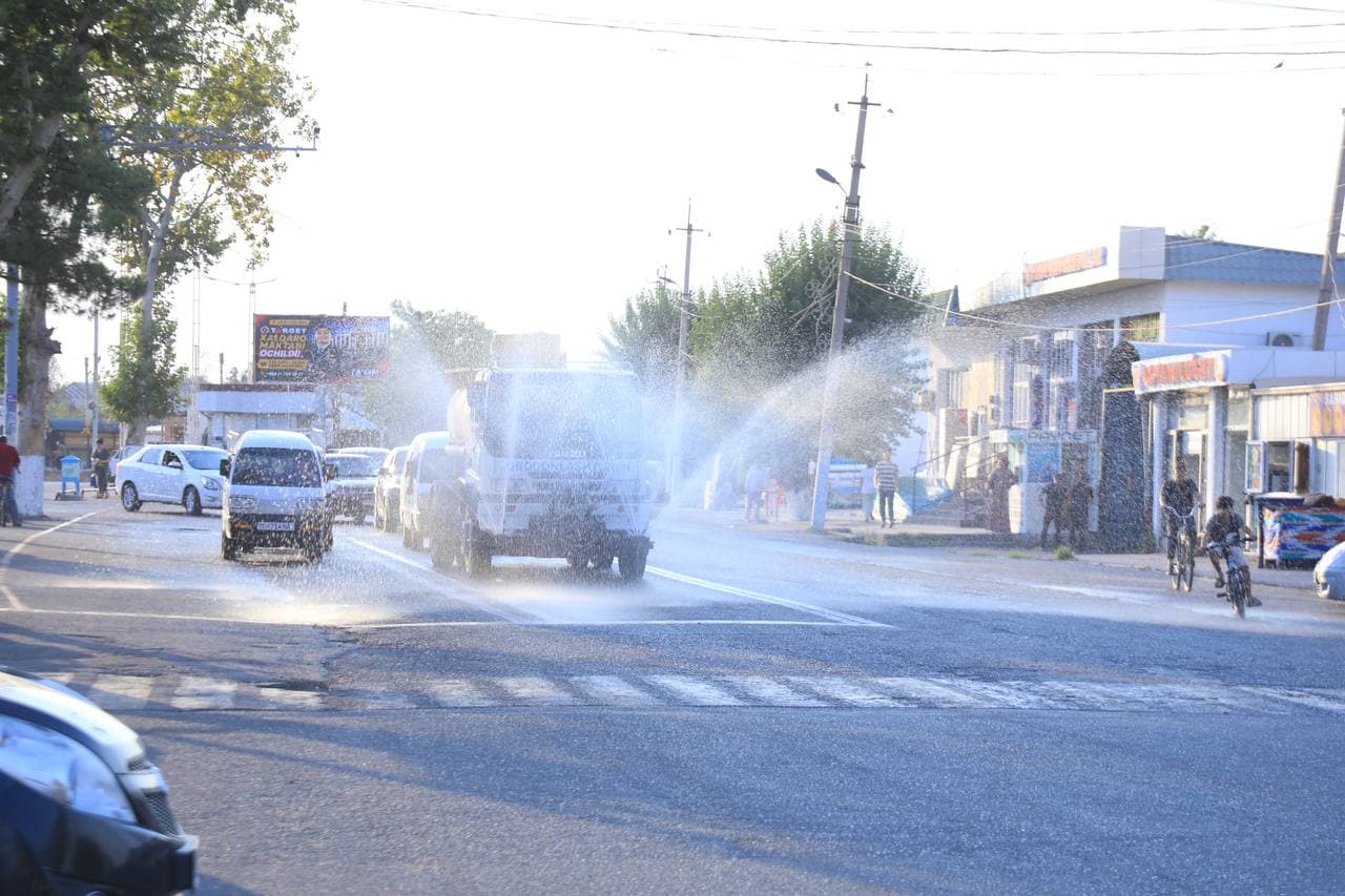 Sariosiyo tumanida anomal issiq ob-havo sharoitida ko‘chalarga suv sepish ishlari olib borilmoqda