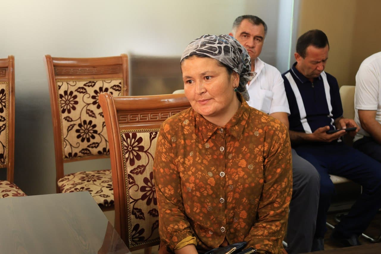 #qabul #oltinsoy Tuman hokimining navbatdagi fuqarolar qabuli bo‘lib o‘tdi Oltinsoy tumani hokimi Otabek Mavlyanovning navbatdagi fuqarolar qabuli bo‘lib o‘tdi. Qabul davomida tumanning turli hududlaridan kelgan fuqarolarning murojaatlari, taklif va mu