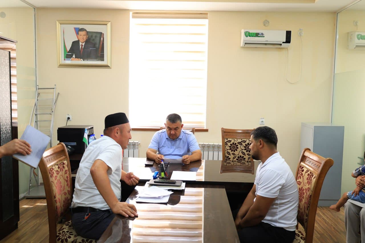 #qabul #oltinsoy Tuman hokimining navbatdagi fuqarolar qabuli bo‘lib o‘tdi Oltinsoy tumani hokimi Otabek Mavlyanovning navbatdagi fuqarolar qabuli bo‘lib o‘tdi. Qabul davomida tumanning turli hududlaridan kelgan fuqarolarning murojaatlari, taklif va mu
