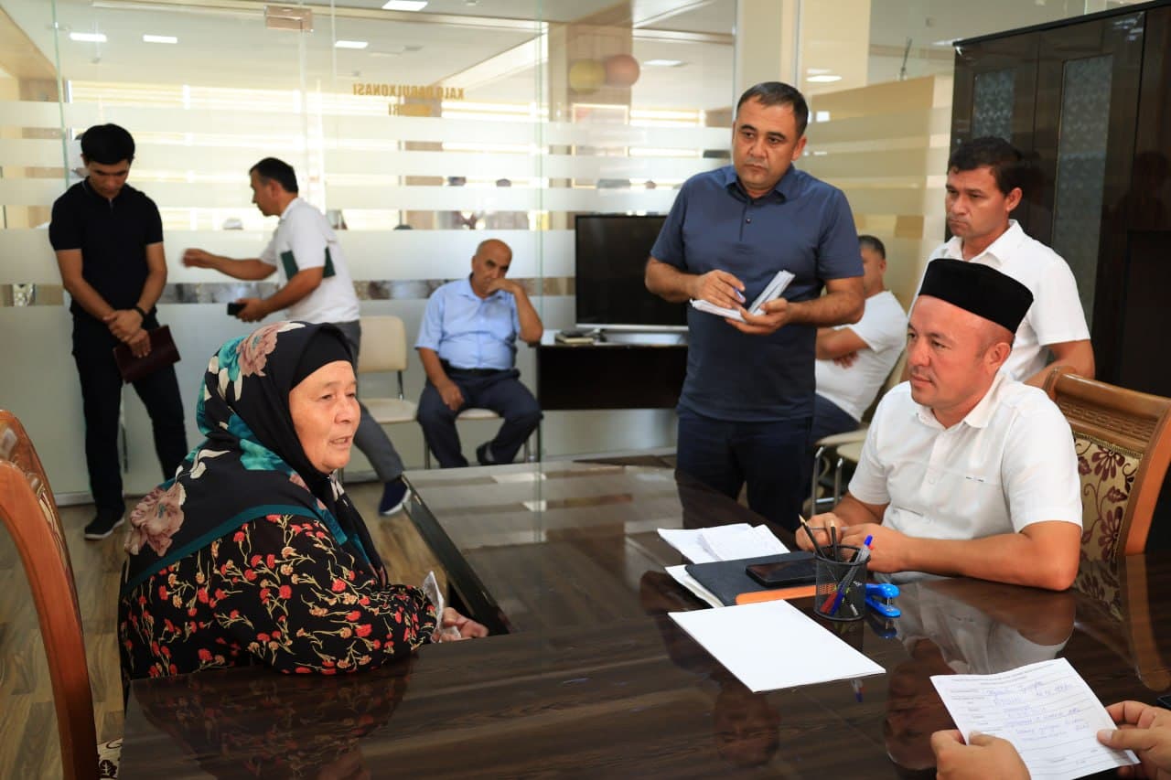 #qabul #oltinsoy Tuman hokimining navbatdagi fuqarolar qabuli bo‘lib o‘tdi Oltinsoy tumani hokimi Otabek Mavlyanovning navbatdagi fuqarolar qabuli bo‘lib o‘tdi. Qabul davomida tumanning turli hududlaridan kelgan fuqarolarning murojaatlari, taklif va mu