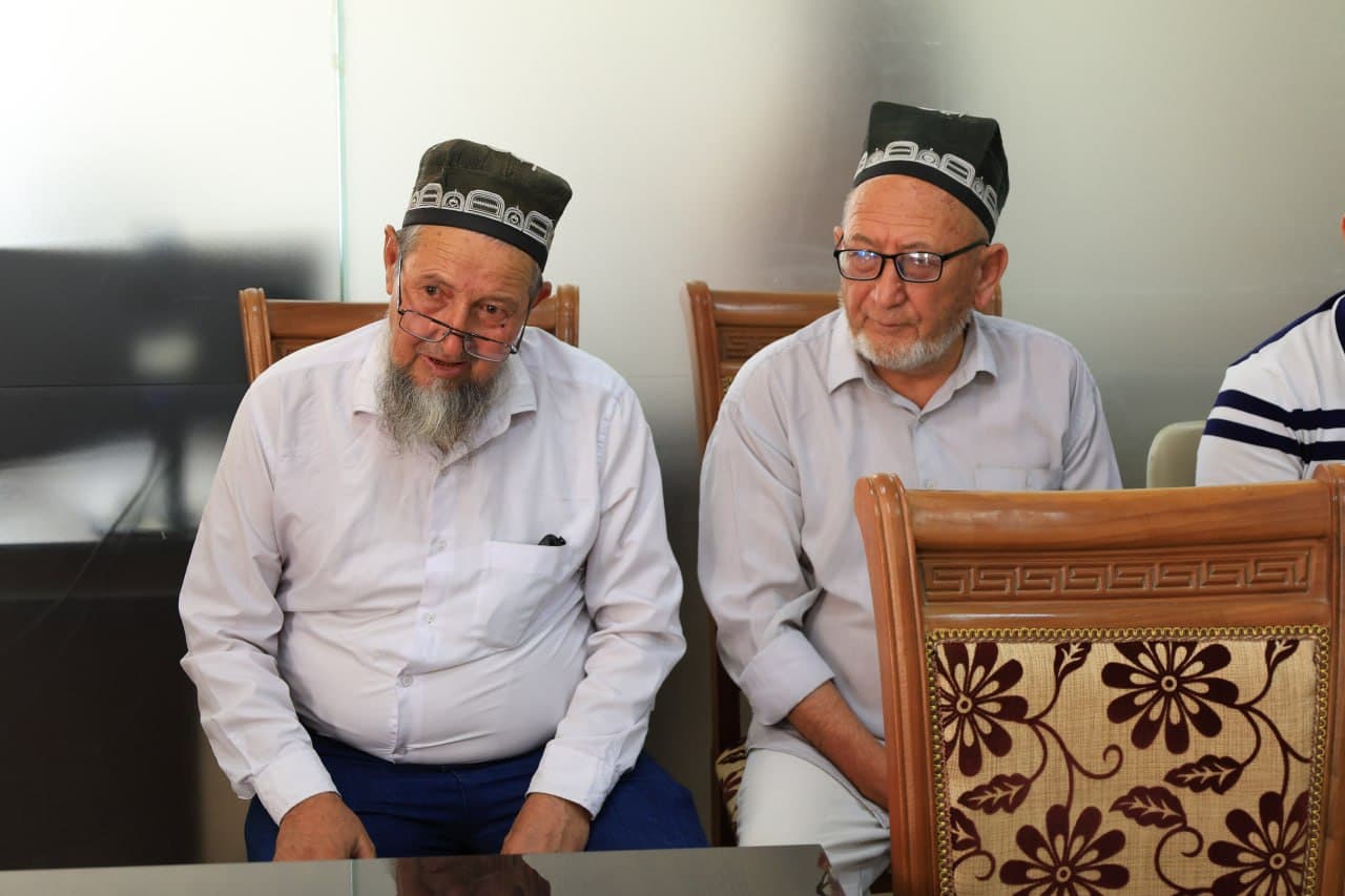 #qabul #oltinsoy Tuman hokimining navbatdagi fuqarolar qabuli bo‘lib o‘tdi Oltinsoy tumani hokimi Otabek Mavlyanovning navbatdagi fuqarolar qabuli bo‘lib o‘tdi. Qabul davomida tumanning turli hududlaridan kelgan fuqarolarning murojaatlari, taklif va mu