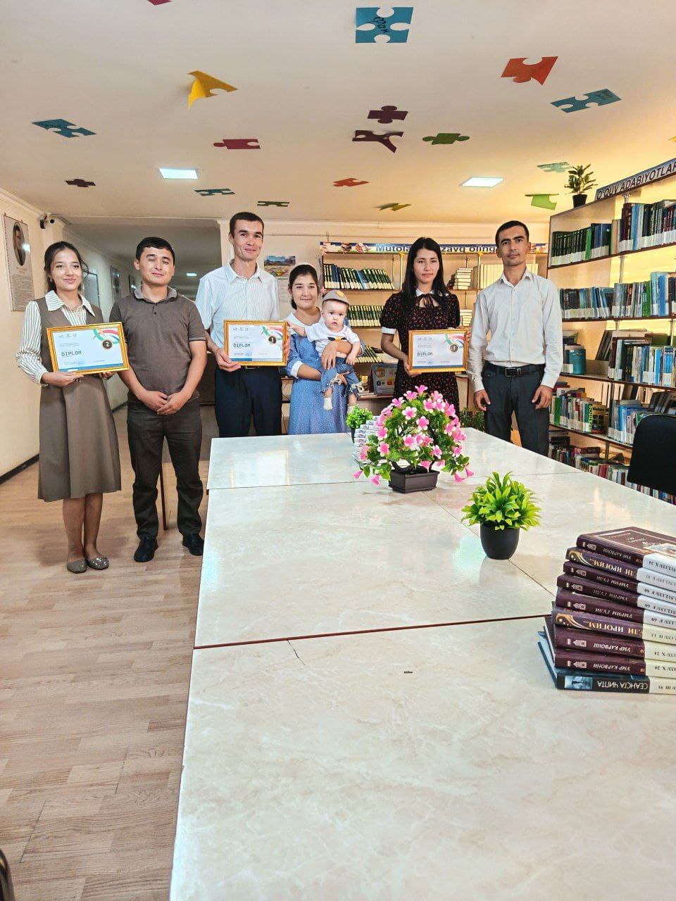 📖 Ёш китобхон оила” танловининг Шеробод туман босқичи ғолиблари ҳамда вилоят босқичига йўлланмани қўлга киритган китобхон оилалар аниқланди.