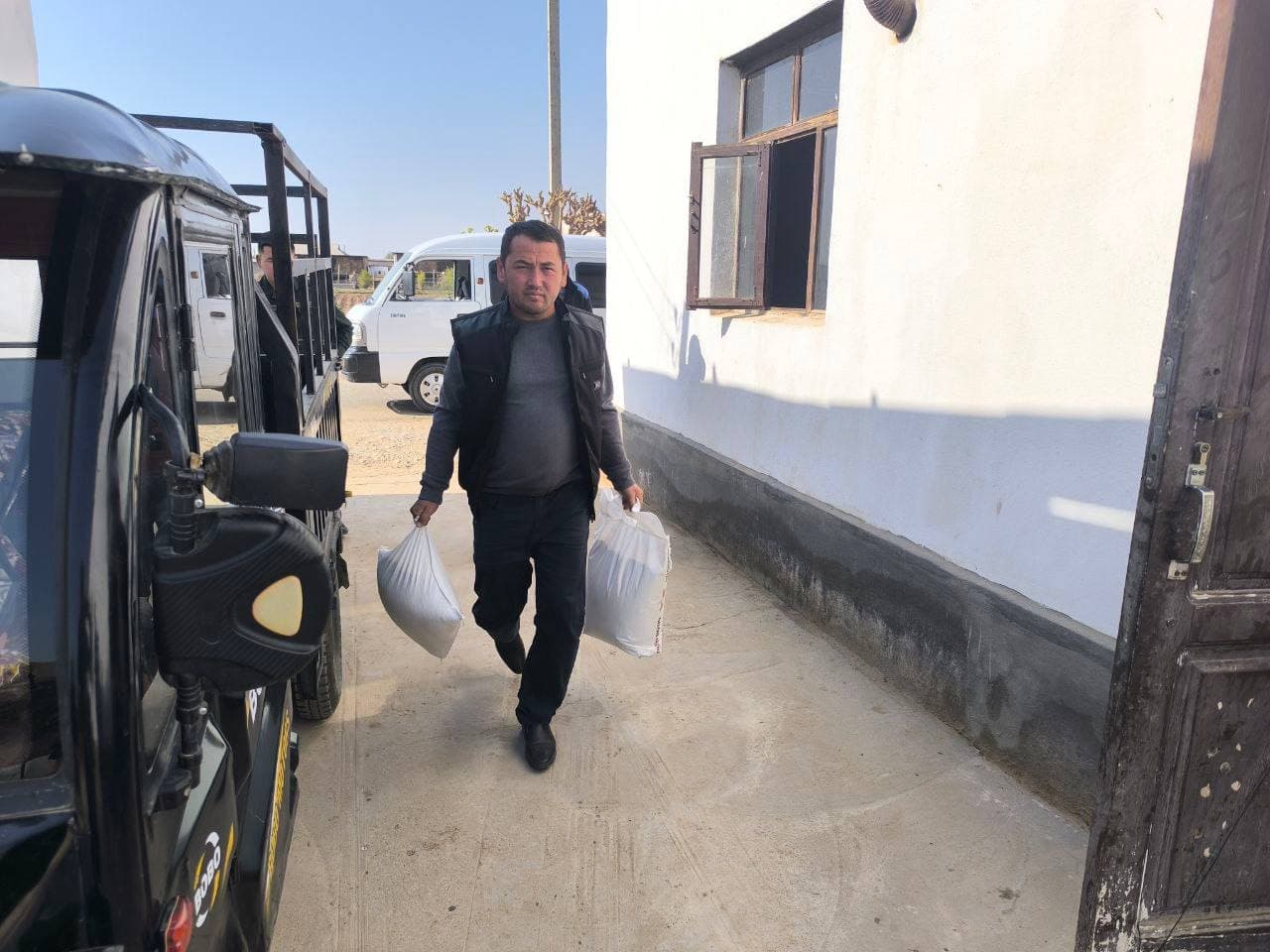 💠Viloyat prokurori B.B. Babadjanov tashabbuslari bilan insonparvarlik va mehr-oqibat tuyg‘ulari asosida Sherobod tumani Dehqonariq mahalla fuqarolar yig‘ini hududida ijtimoiy himoyaga muhtoj, ehtiyojmand oilalar holidan xabar olindi.