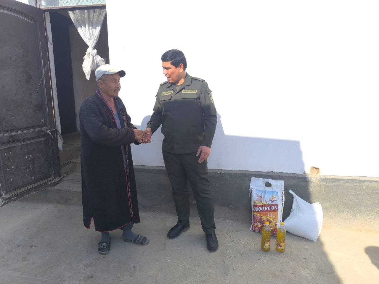 💠Viloyat prokurori B.B. Babadjanov tashabbuslari bilan insonparvarlik va mehr-oqibat tuyg‘ulari asosida Sherobod tumani Dehqonariq mahalla fuqarolar yig‘ini hududida ijtimoiy himoyaga muhtoj, ehtiyojmand oilalar holidan xabar olindi.