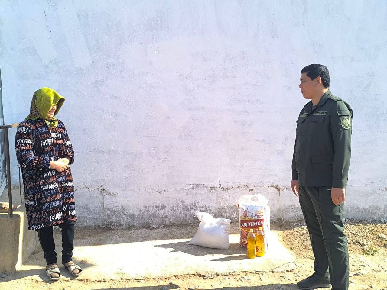 💠Viloyat prokurori B.B. Babadjanov tashabbuslari bilan insonparvarlik va mehr-oqibat tuyg‘ulari asosida Sherobod tumani Dehqonariq mahalla fuqarolar yig‘ini hududida ijtimoiy himoyaga muhtoj, ehtiyojmand oilalar holidan xabar olindi.