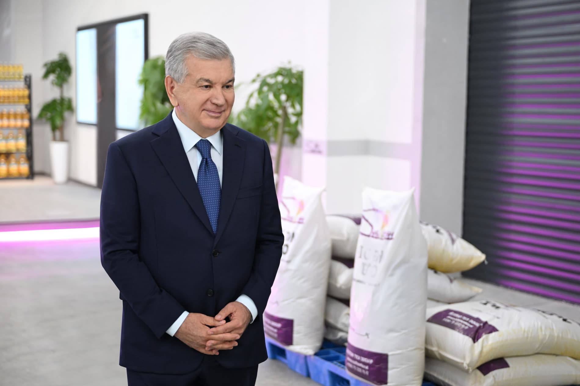 Prezidentimiz Qarshidagi resurs tejamkor toʻqimachilik korxonasi bilan tanishdi
