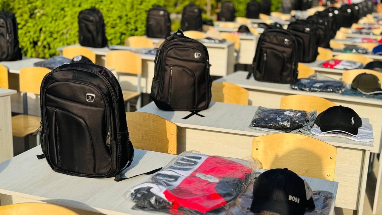 Denov tumanida Mustaqillik bayrami munosabati bilan 100 oilaning 200 nafar farzandiga o‘quv anjomlari va esdalik sovg‘alari topshirildi