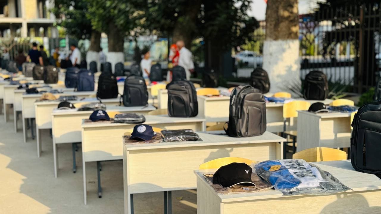 Denov tumanida Mustaqillik bayrami munosabati bilan 100 oilaning 200 nafar farzandiga o‘quv anjomlari va esdalik sovg‘alari topshirildi