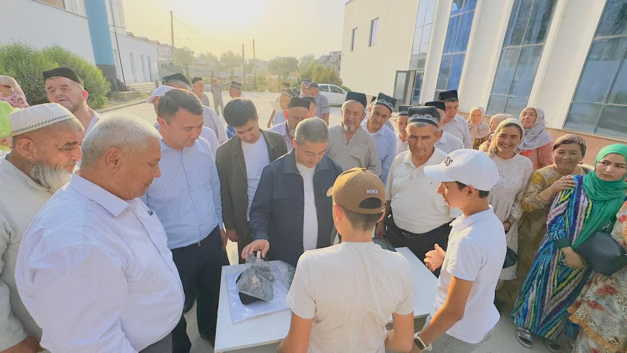 Denov tumanida Mustaqillik bayrami munosabati bilan 100 oilaning 200 nafar farzandiga o‘quv anjomlari va esdalik sovg‘alari topshirildi