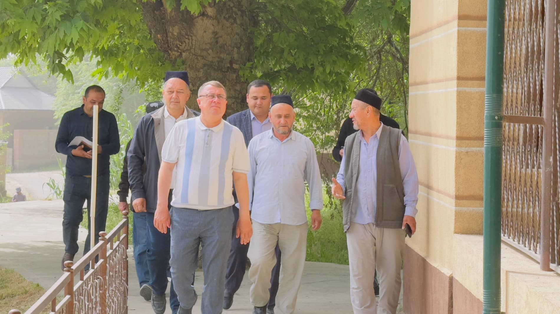 Denov tumani hokimi Anvar Normamatov “Shamoli” mahallasida amalga oshirilayotgan obodonlashtirish va bunyodkorlik ishlari bilan yaqindan tanishdi.