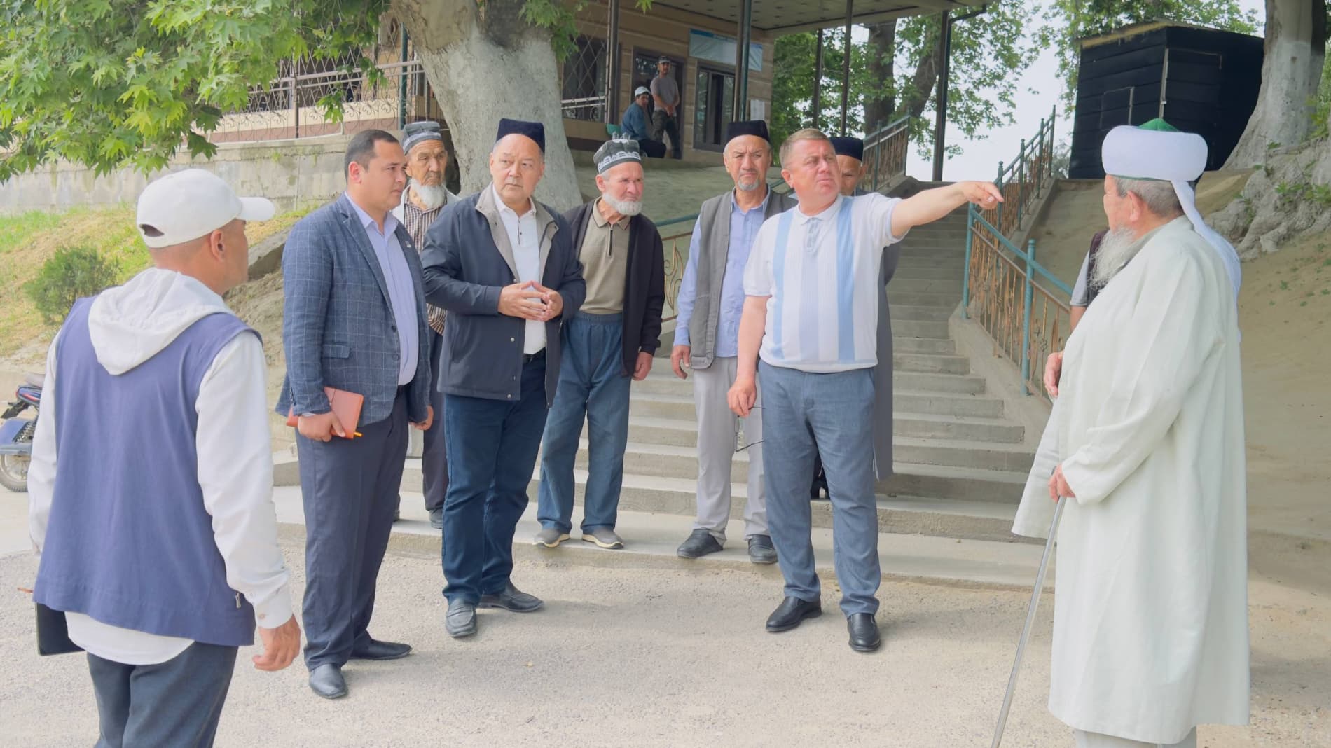 Denov tumani hokimi Anvar Normamatov “Shamoli” mahallasida amalga oshirilayotgan obodonlashtirish va bunyodkorlik ishlari bilan yaqindan tanishdi.