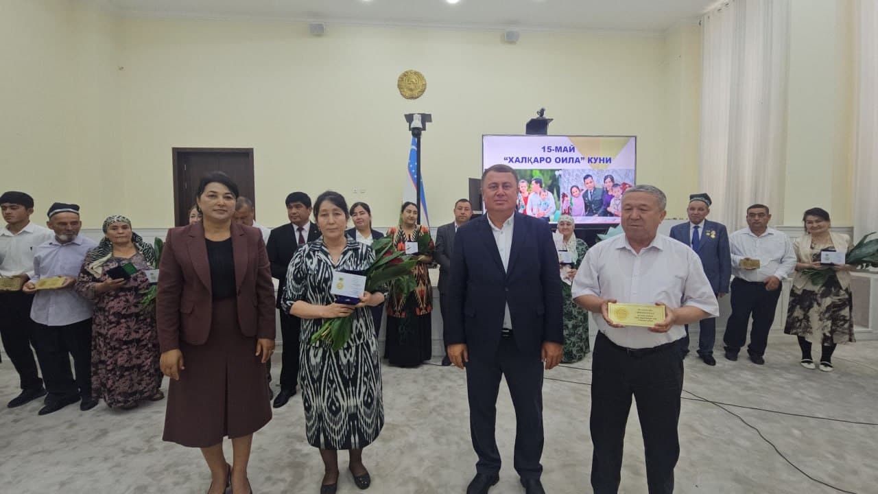 Denov tumani hokimi Anvar Normamatov tomonidan “Ibratli oila” ko‘krak nishoni tantanali topshirildi