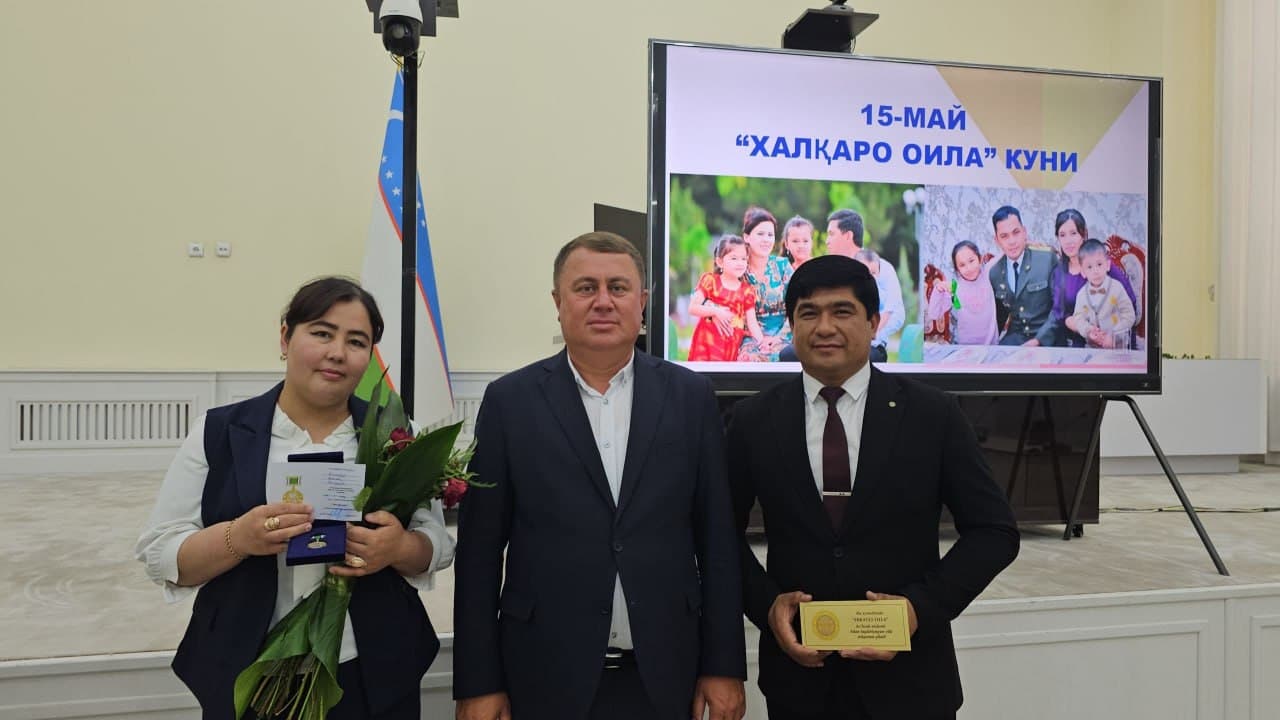 Denov tumani hokimi Anvar Normamatov tomonidan “Ibratli oila” ko‘krak nishoni tantanali topshirildi