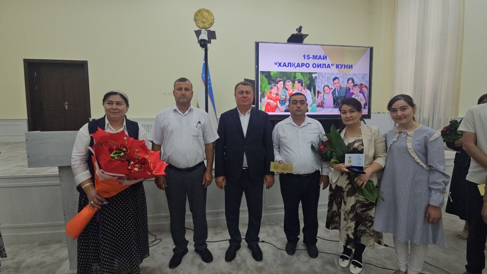 Denov tumani hokimi Anvar Normamatov tomonidan “Ibratli oila” ko‘krak nishoni tantanali topshirildi