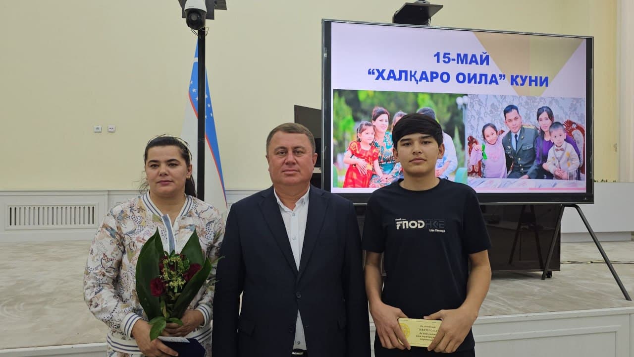 Denov tumani hokimi Anvar Normamatov tomonidan “Ibratli oila” ko‘krak nishoni tantanali topshirildi
