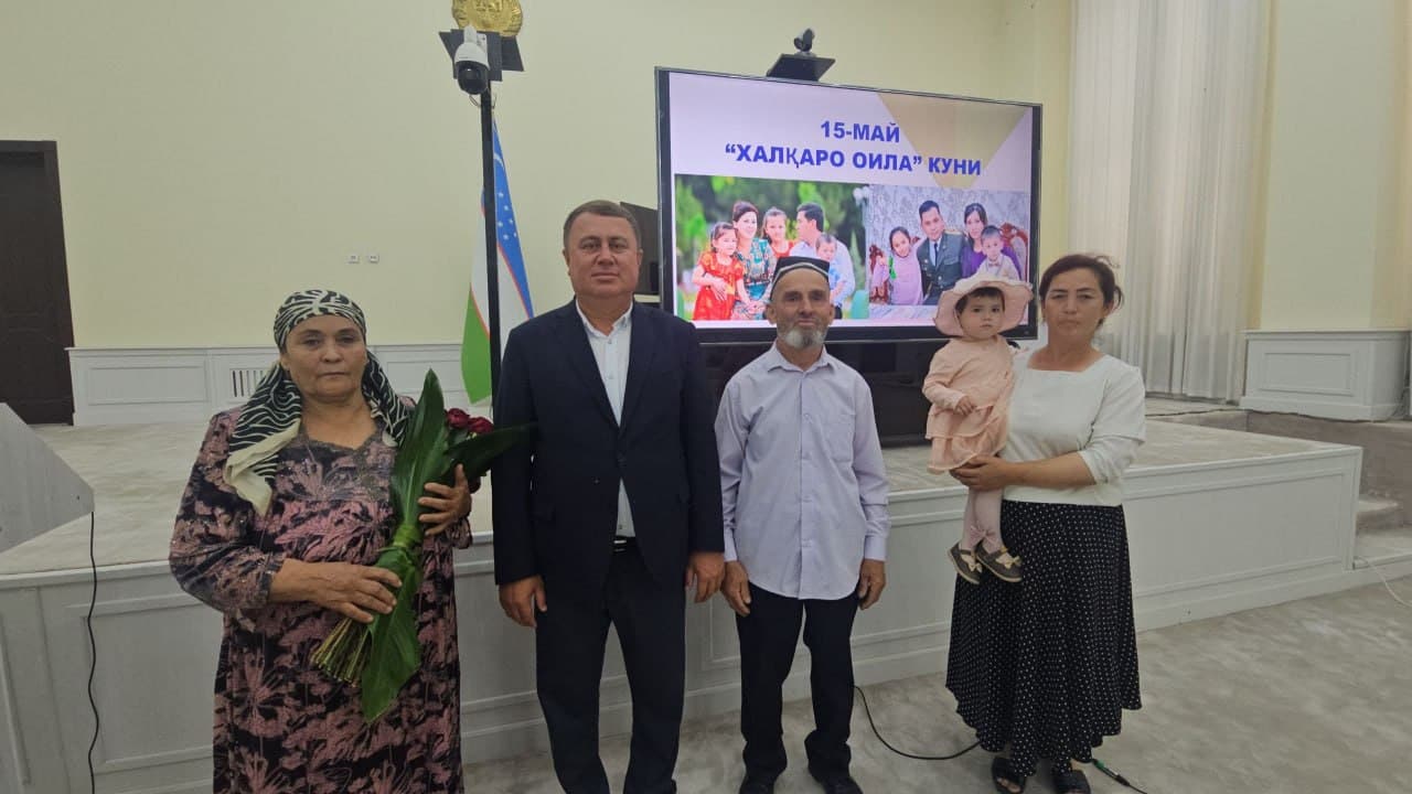Denov tumani hokimi Anvar Normamatov tomonidan “Ibratli oila” ko‘krak nishoni tantanali topshirildi