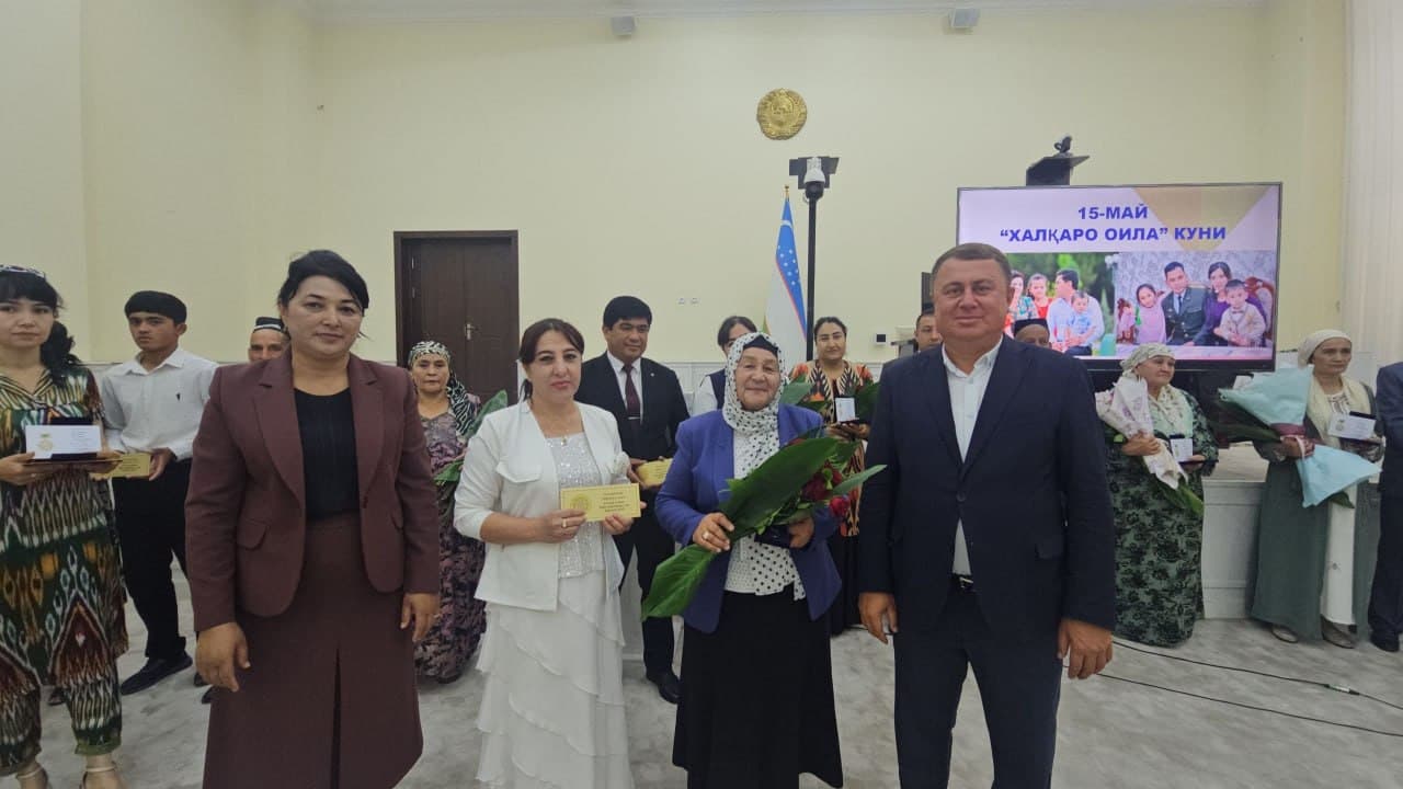 Denov tumani hokimi Anvar Normamatov tomonidan “Ibratli oila” ko‘krak nishoni tantanali topshirildi