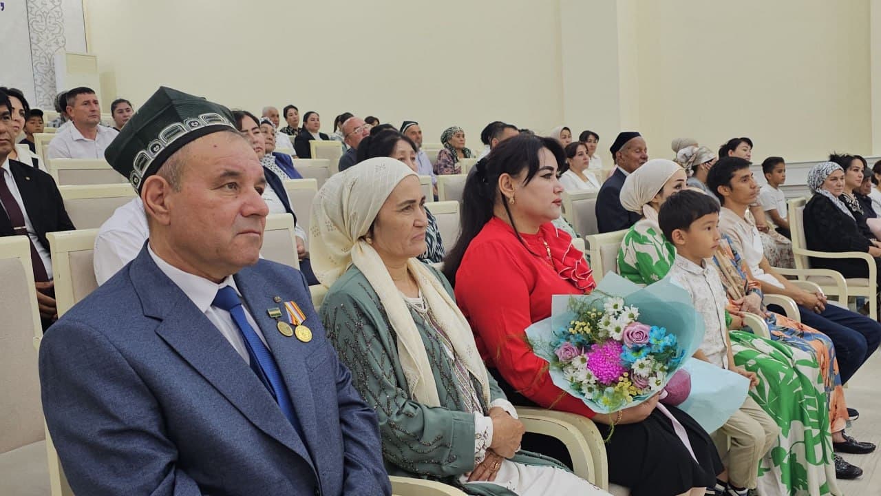 Denov tumani hokimi Anvar Normamatov tomonidan “Ibratli oila” ko‘krak nishoni tantanali topshirildi