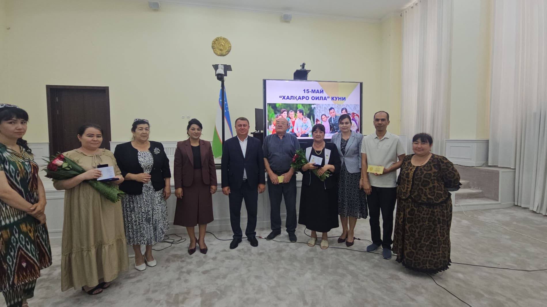 Denov tumani hokimi Anvar Normamatov tomonidan “Ibratli oila” ko‘krak nishoni tantanali topshirildi