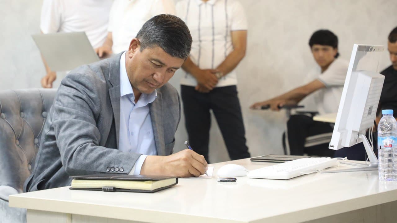 Ҳоким хорижда бўлган ёшлар билан онлайн мулоқот ўтказди