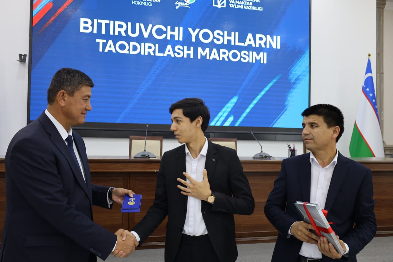 Bitiruvchi yoshlarga oltin medallar topshirildi