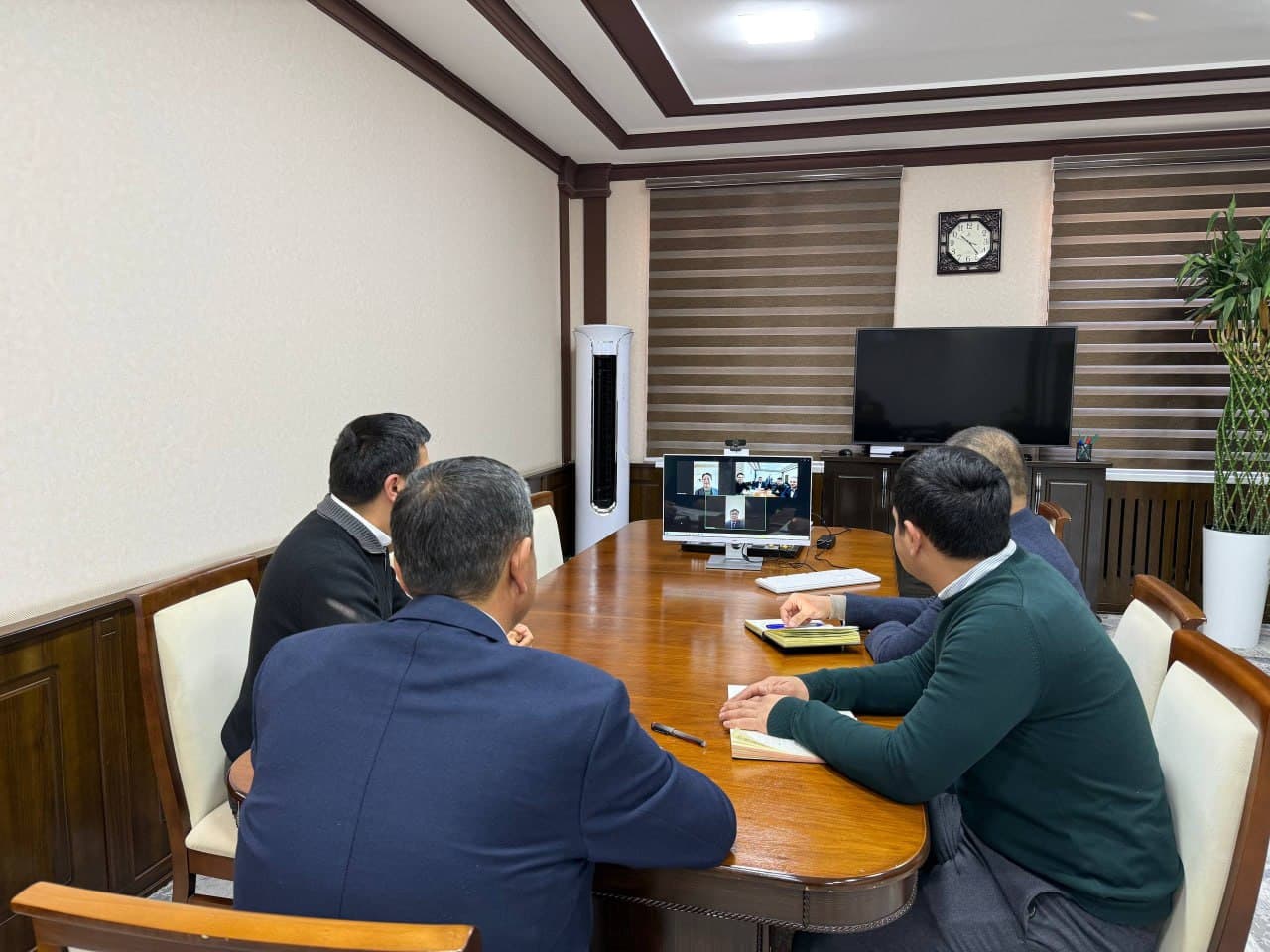 Qarshi shahri hokimi Janubiy Koreya kompaniyasi vakillari bilan onlayn muloqot o‘tkazdi