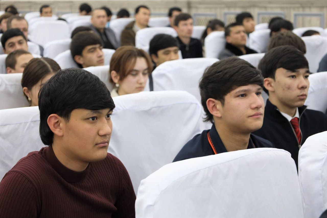 Ҳоким ва ёшлар учрашуви