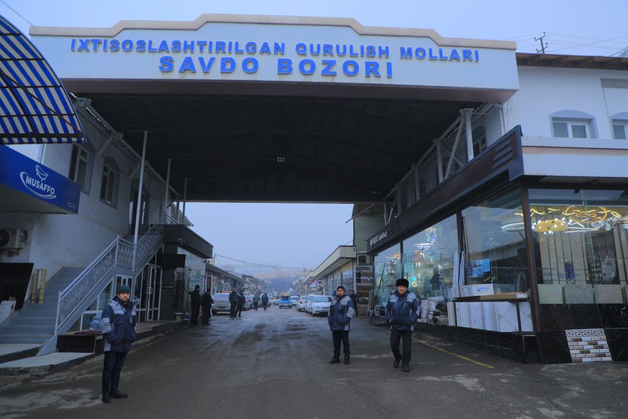 Bozori faoliyati yuzasidan tanqidiy tahlil o‘tkazilib, norasmiy savdo aylanmalariga chek qo‘yish choralari belgilandi Yangi Namangan tumanining “Mingchinor” mahallasida joylashgan, aholi orasida “Shamshiboy” nomi bilan tanilgan ixtisoslashtirilgan qurili