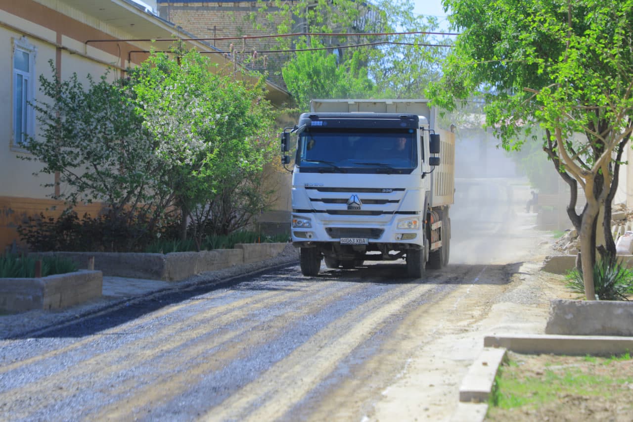 “Istiqbol” mahallasida “Tashabbusli budjet” doirasida ichki yo‘llar asfaltlanmoqda
