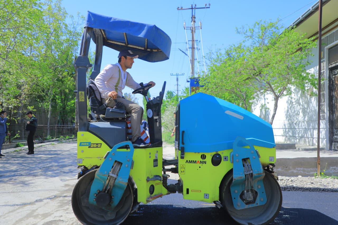 “Istiqbol” mahallasida “Tashabbusli budjet” doirasida ichki yo‘llar asfaltlanmoqda