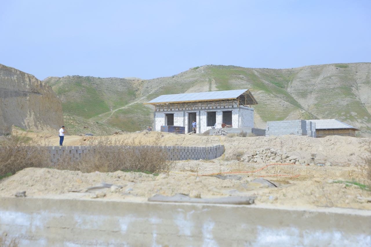 “Sherbuloq” mahallasida noqonuniy qurilmalar va o‘zboshimchalik holatlari nazorat qilindi