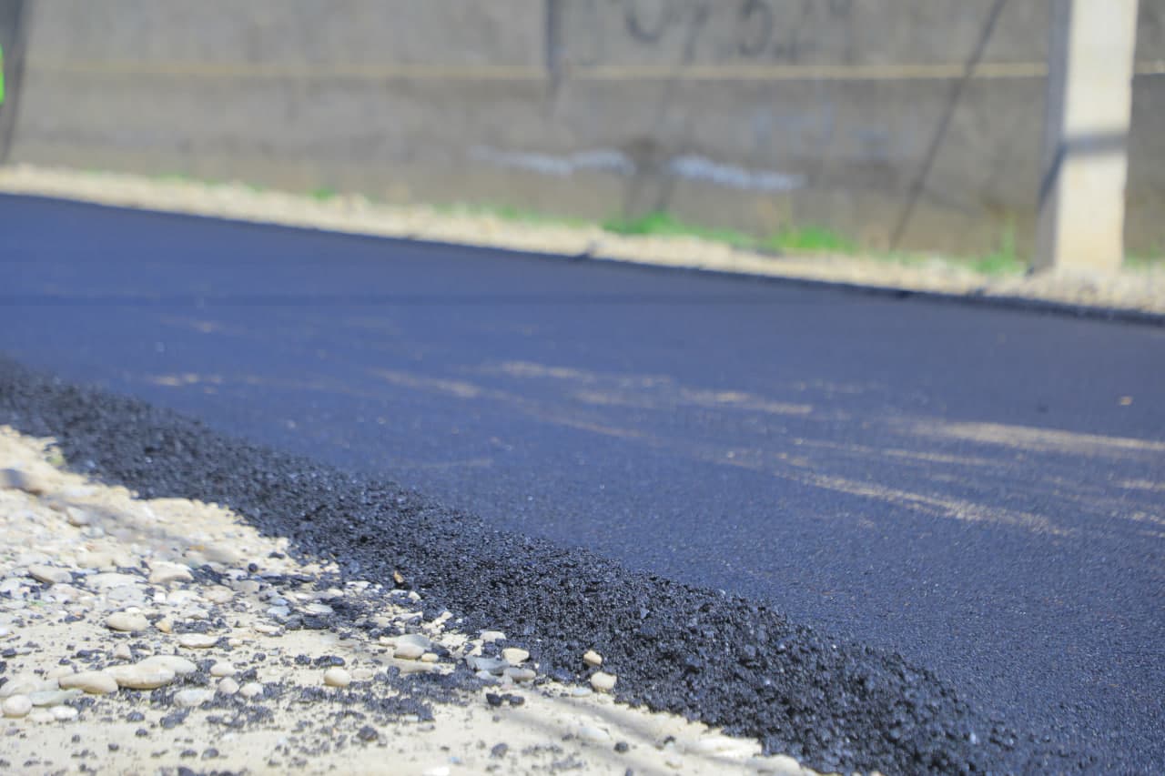 “Istiqbol” mahallasida “Tashabbusli budjet” doirasida ichki yo‘llar asfaltlanmoqda