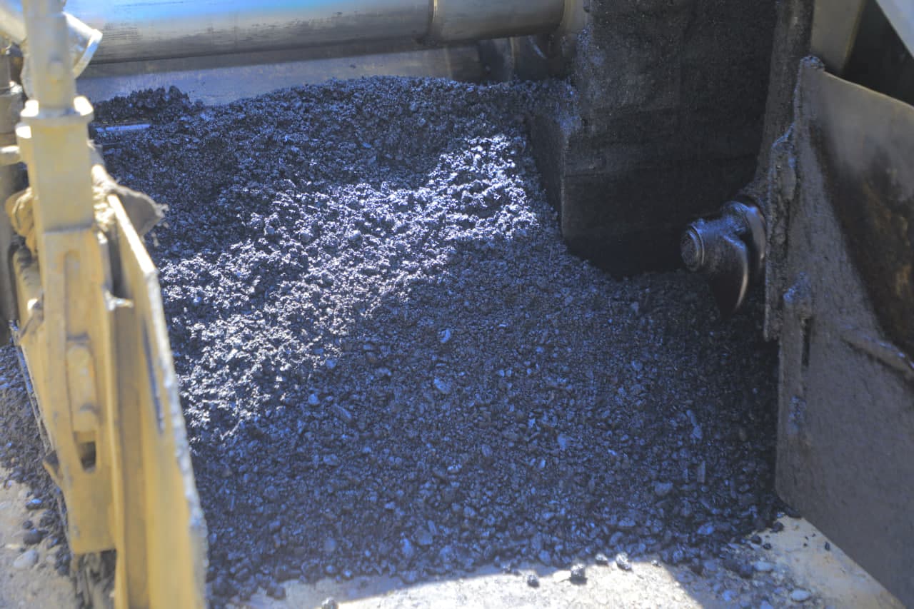 “Istiqbol” mahallasida “Tashabbusli budjet” doirasida ichki yo‘llar asfaltlanmoqda