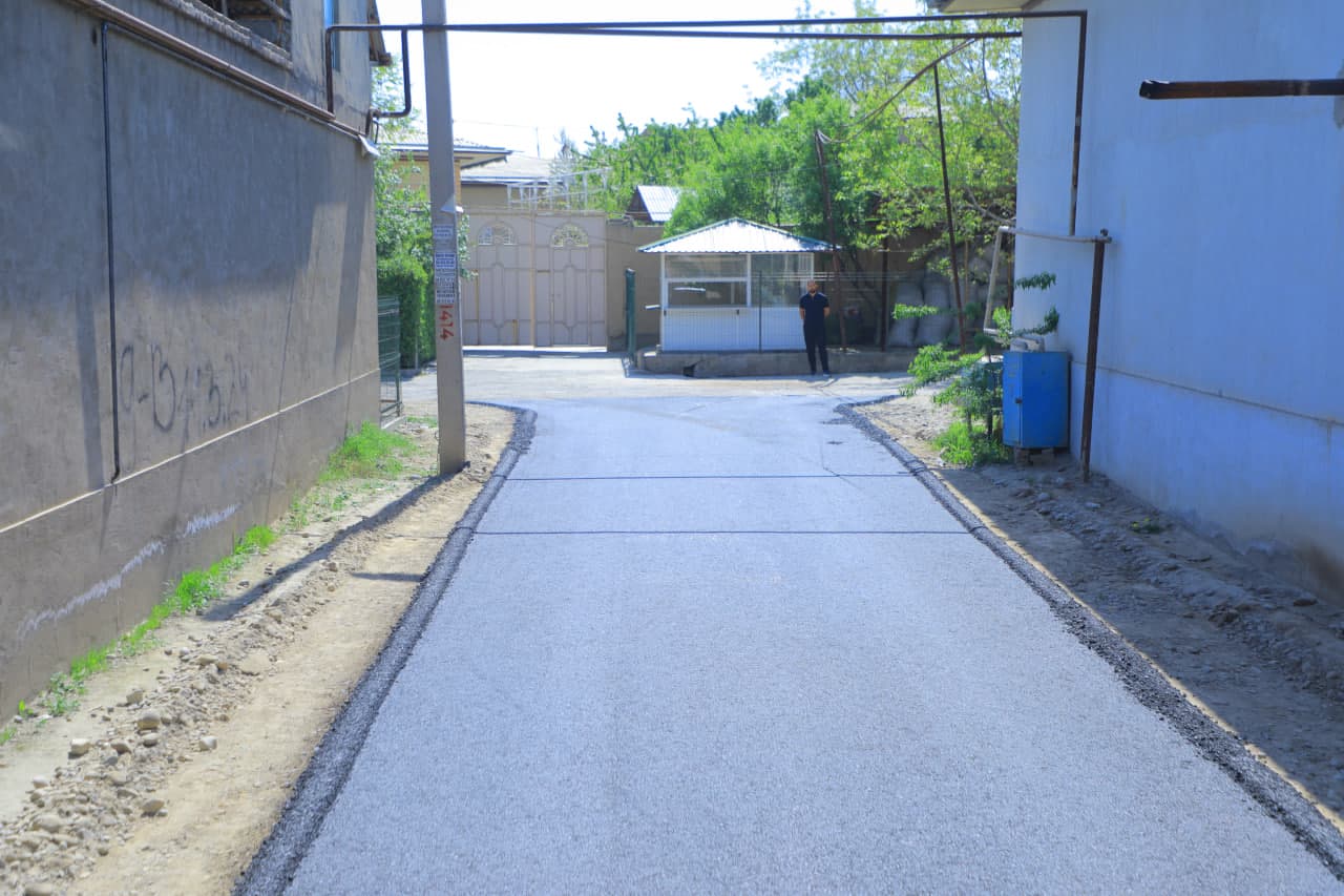 “Istiqbol” mahallasida “Tashabbusli budjet” doirasida ichki yo‘llar asfaltlanmoqda