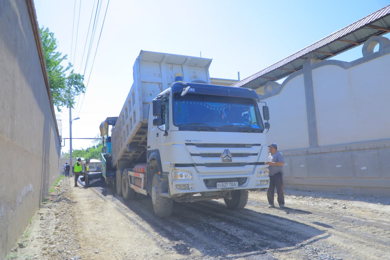 “Istiqbol” mahallasida “Tashabbusli budjet” doirasida ichki yo‘llar asfaltlanmoqda