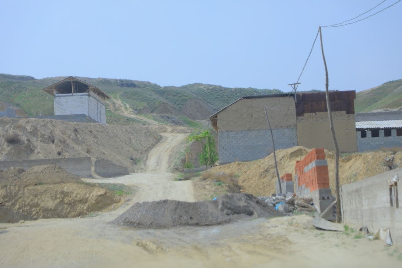 “Sherbuloq” mahallasida noqonuniy qurilmalar va o‘zboshimchalik holatlari nazorat qilindi