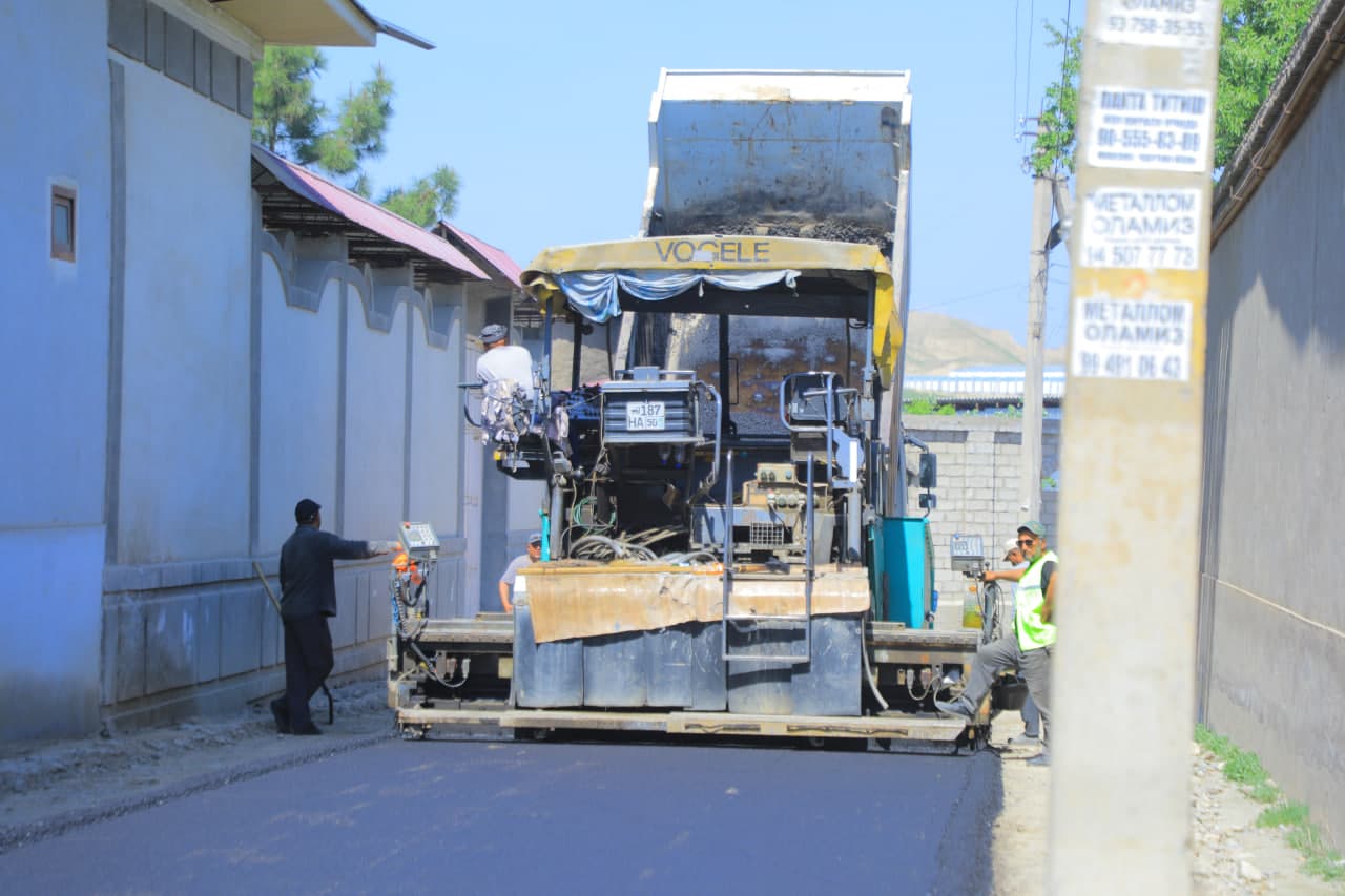 “Istiqbol” mahallasida “Tashabbusli budjet” doirasida ichki yo‘llar asfaltlanmoqda