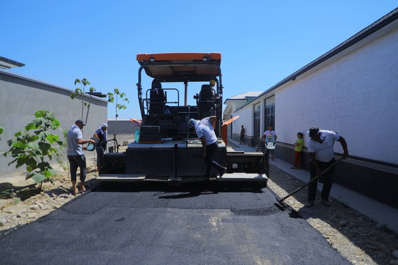 “Saxovat” mahallasida ichki yo‘llar asfaltlanmoqda