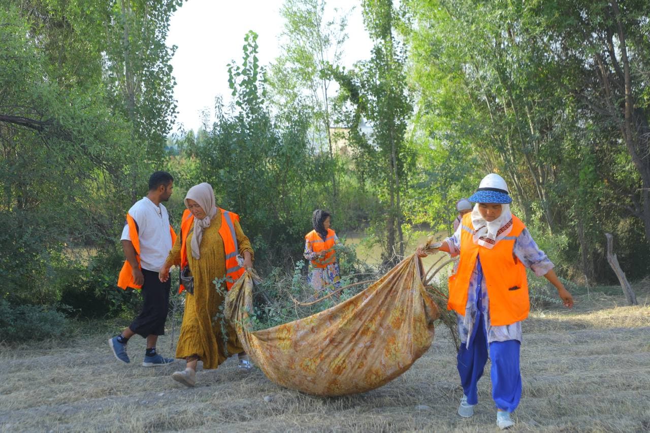 Temir yo‘l atroflarida obodlik ishlari davom etmoqda