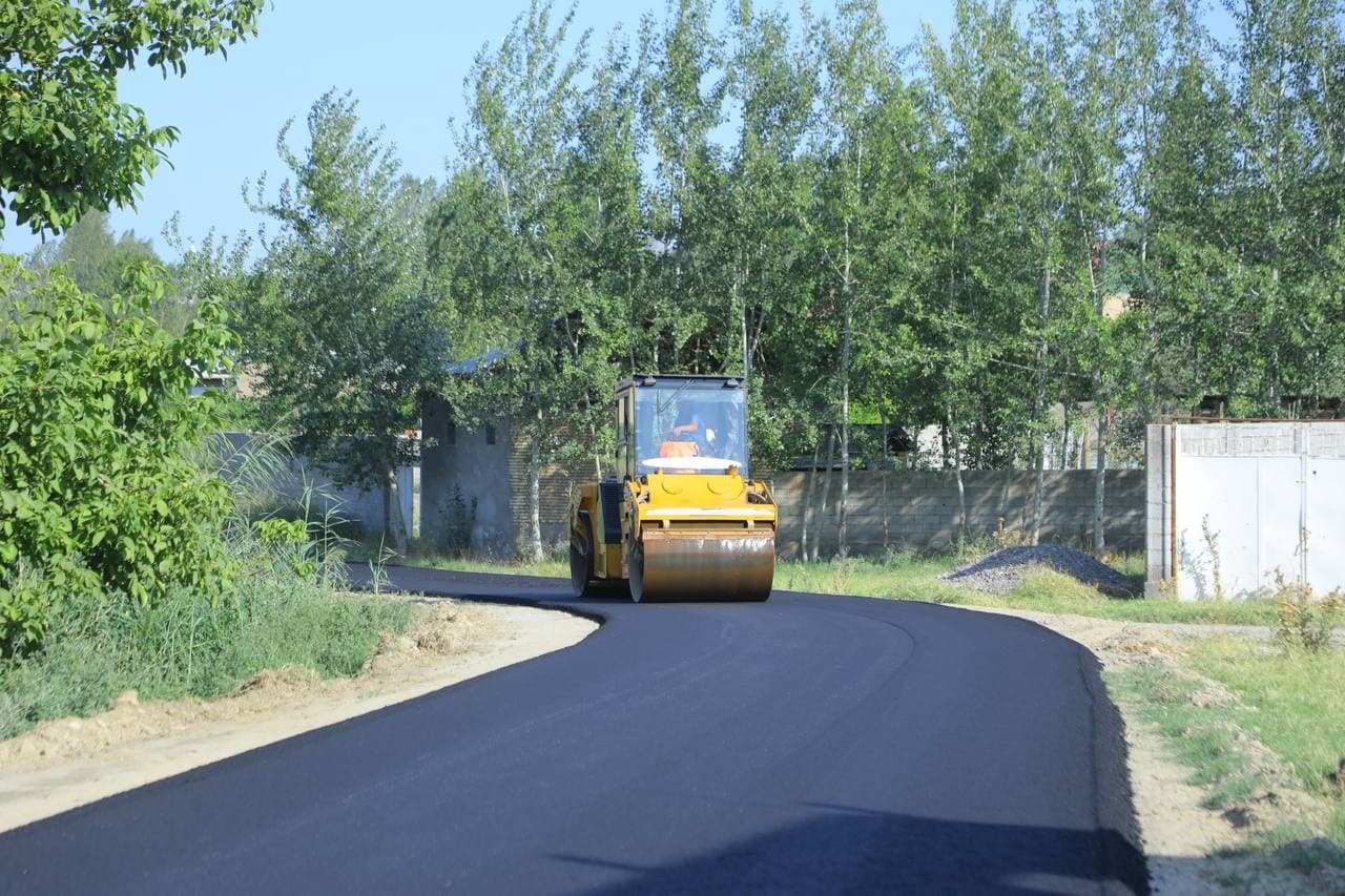 “Yoshlik” mahallasida ichki yo‘llar asfaltlanmoqda